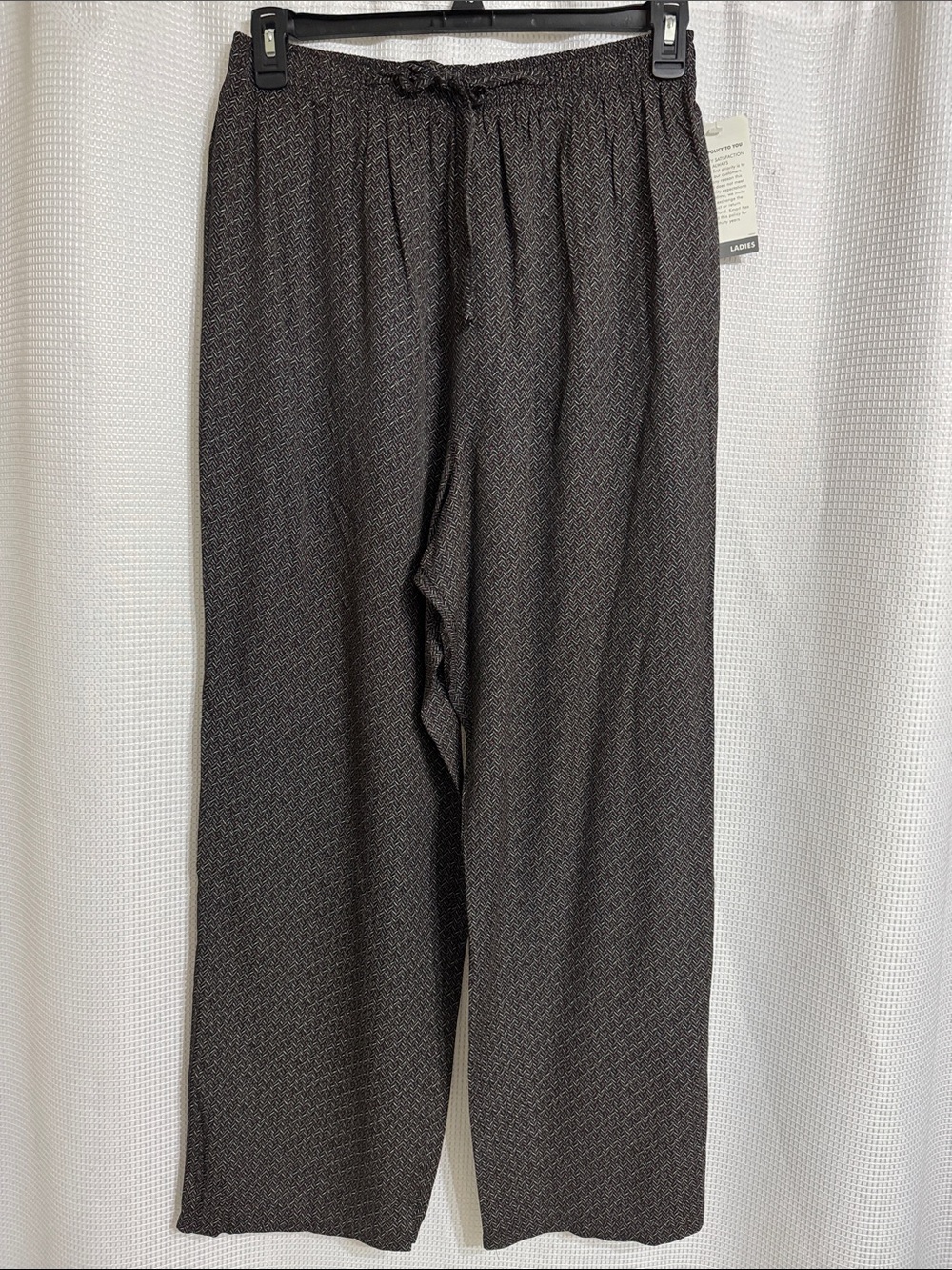 NWT women’s Expressions pull on casual pants. Size L Grande